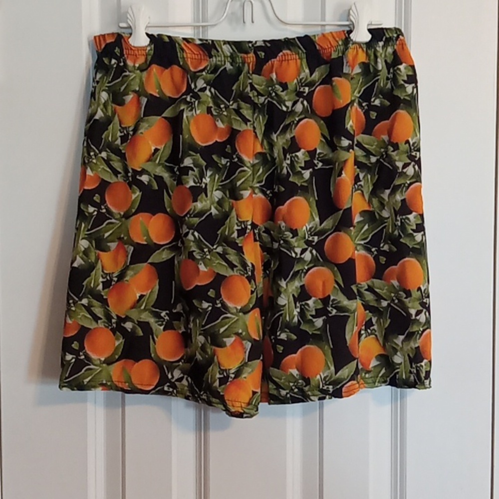 PrettyLittleThing Multicolor Leaf Print Shorts - Picture 3 of 5